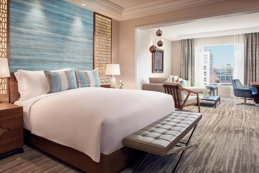 Junior Suite 1 King High Floor - Image 1