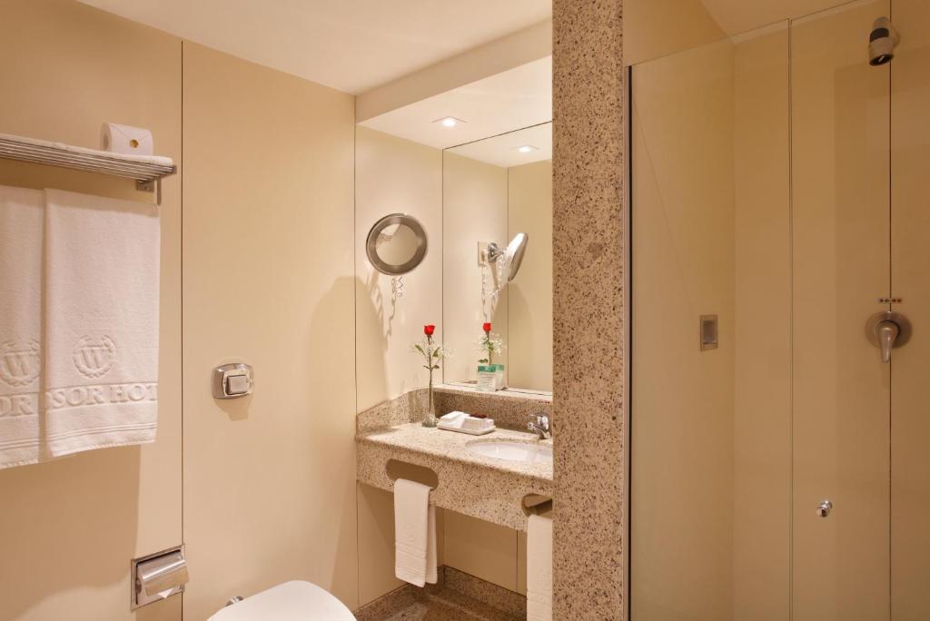 Superior Executive Room with 2 single beds - Image 3