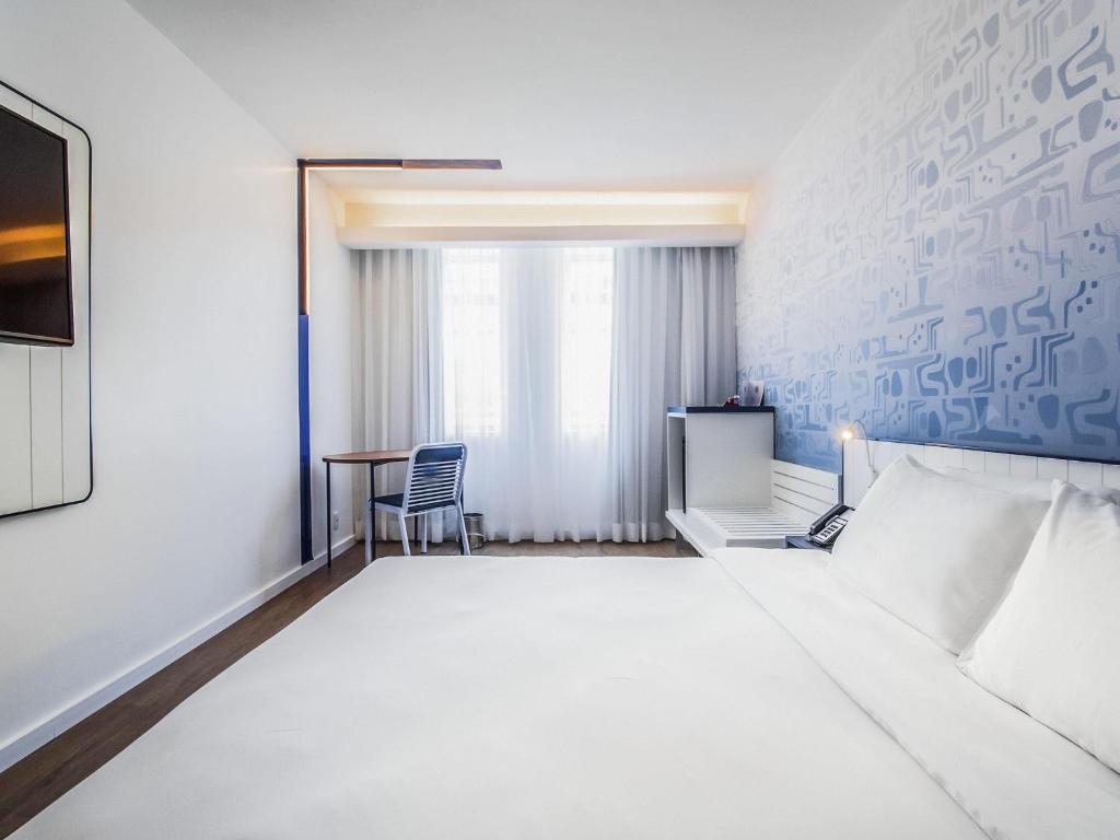 Executive Room with 1 king-size bed and a partial view of the sea - Image 3
